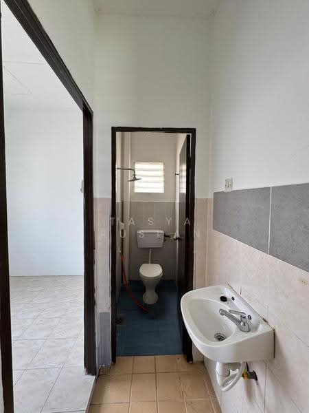 Rumah Teres 1-Tingkat untuk Dijual di Bandar Saujana Putra (Tanjong Duabelas) - Tasya Ruslan - Bathroom - PropertyGuru.com.my