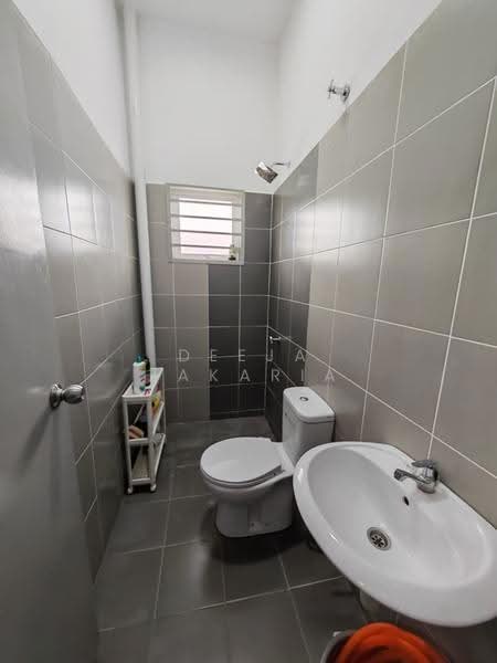 Rumah Teres untuk Dijual di Taman Pinggiran Senawang (Sungai Gadut) - Deeja Zakaria - Bathroom - PropertyGuru.com.my