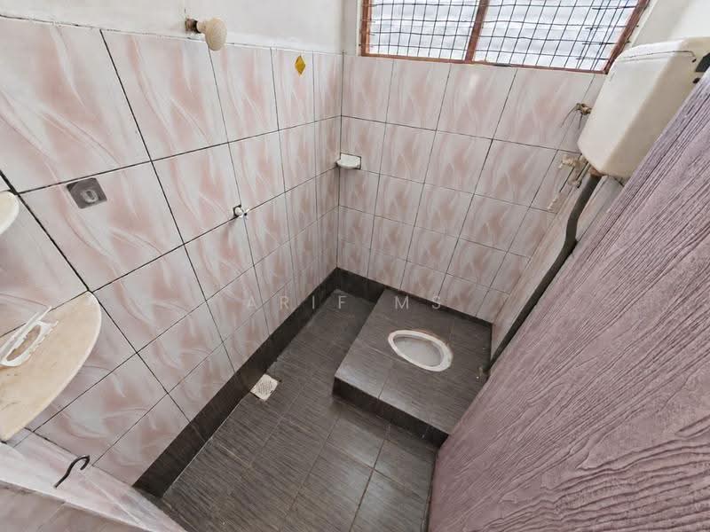 1-storey Terraced House for Sale in Taman Parit Raja (Sri Gading) - Arif MS - Bathroom - PropertyGuru.com.my