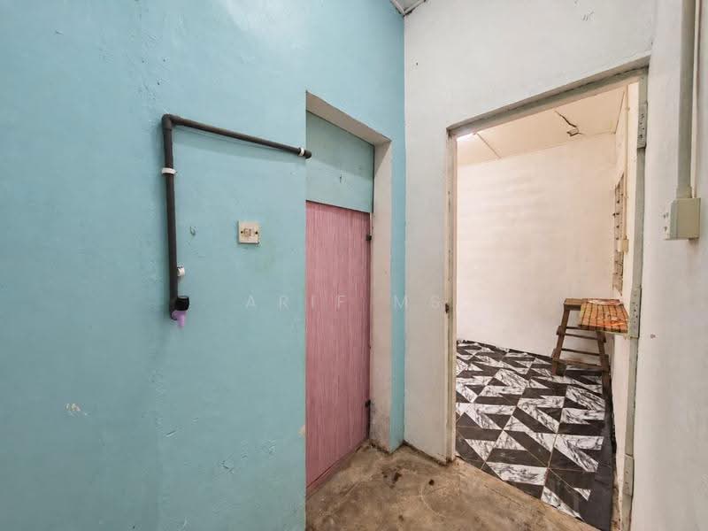 1-storey Terraced House for Sale in Taman Parit Raja (Sri Gading) - Arif MS - Interior - PropertyGuru.com.my