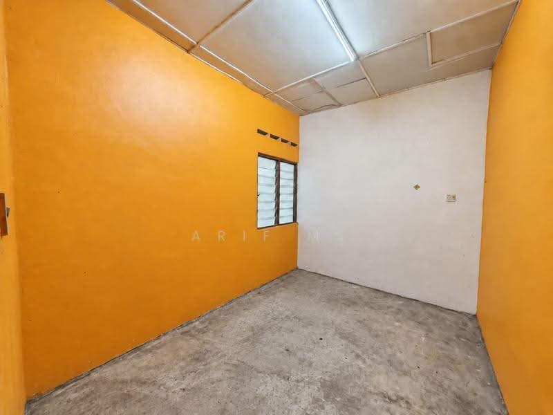1-storey Terraced House for Sale in Taman Parit Raja (Sri Gading) - Arif MS - Interior - PropertyGuru.com.my