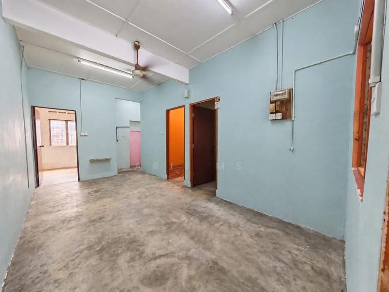 1-storey Terraced House for Sale in Taman Parit Raja (Sri Gading) - Arif MS - Interior - PropertyGuru.com.my