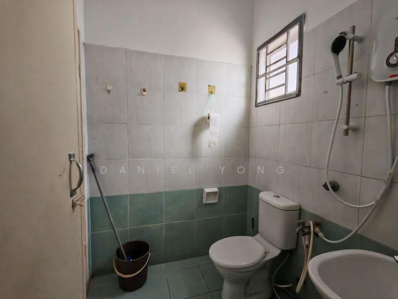 Rumah Teres 2-Tingkat untuk Dijual di Ehsan Jaya (Johor Bahru) - Daniel Yong - Bathroom - PropertyGuru.com.my
