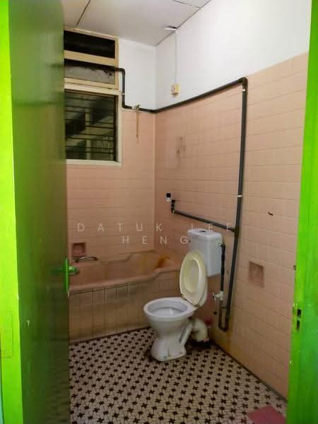 Bungalow House for Rent in Taman Chateau (Ipoh) - Datuk Lee Heng - Bathroom - PropertyGuru.com.my