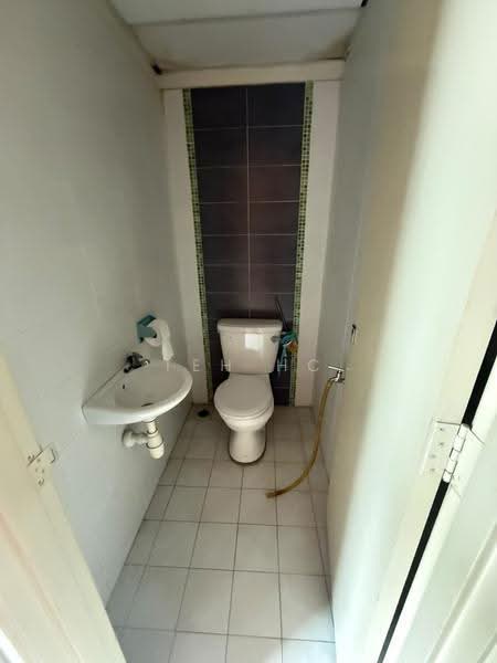 Shop for Rent in Bukit Katil (Melaka) - Teh HC - Bathroom - PropertyGuru.com.my