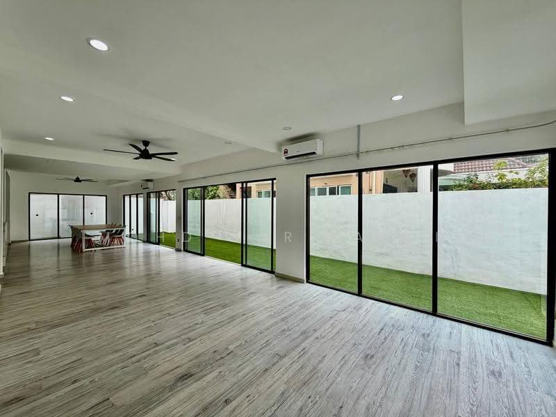Semi-Detached House for Sale in Taman United (Jalan Klang Lama (Old Klang Road)) - Mohd Nor Fahmi - Living Room - PropertyGuru.com.my