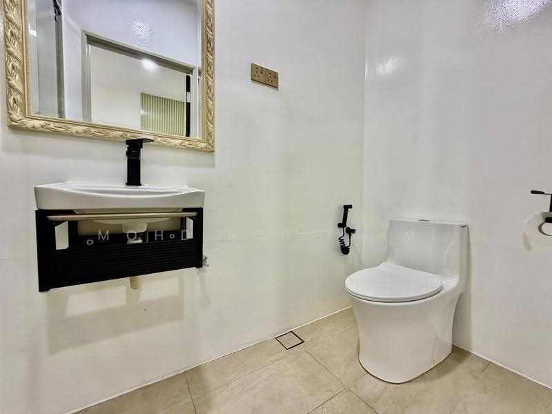 Semi-Detached House for Sale in Taman United (Jalan Klang Lama (Old Klang Road)) - Mohd Nor Fahmi - Bathroom - PropertyGuru.com.my