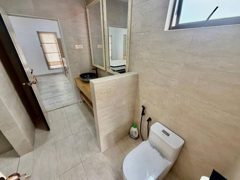 Semi-Detached House for Sale in Taman United (Jalan Klang Lama (Old Klang Road)) - Mohd Nor Fahmi - Bathroom - PropertyGuru.com.my