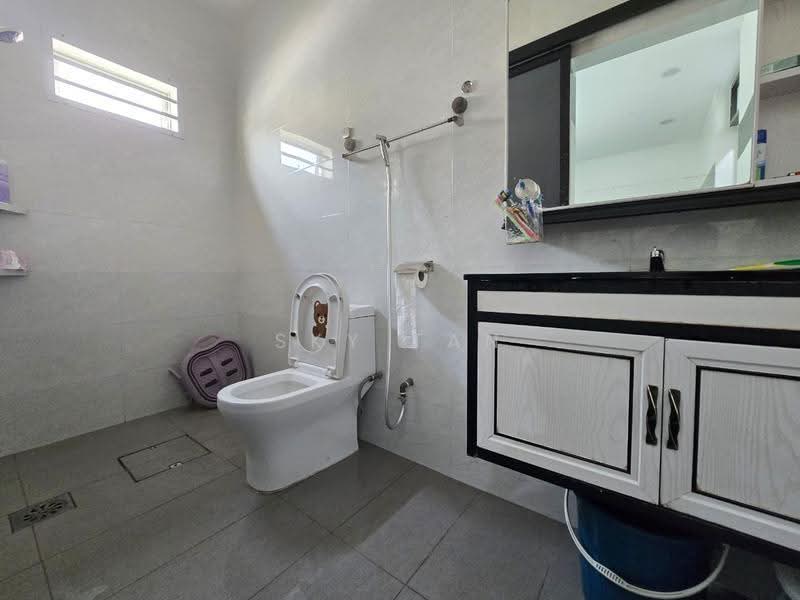 Rumah Teres 1.5-Tingkat untuk Dijual di Bandar Indahpura (Kulai) - Sky Tan - Bathroom - PropertyGuru.com.my