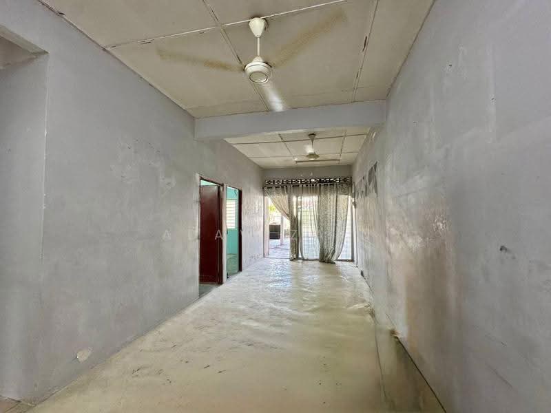 Rumah Teres 1-Tingkat untuk Dijual di Taman Seri Medan Jaya (Telok Panglima Garang) - Adaw Zain - Corridor - PropertyGuru.com.my