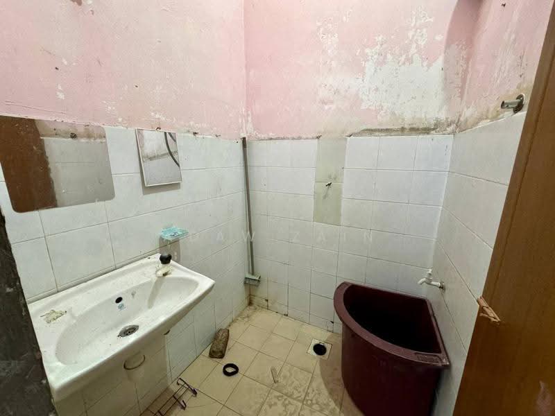 Rumah Teres 1-Tingkat untuk Dijual di Taman Seri Medan Jaya (Telok Panglima Garang) - Adaw Zain - Bathroom - PropertyGuru.com.my