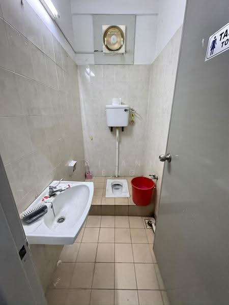 Kilang untuk Disewa di Taman Perindustrian Bukit Serdang (Seri Kembangan) - Wai Ann Teng - Bathroom - PropertyGuru.com.my