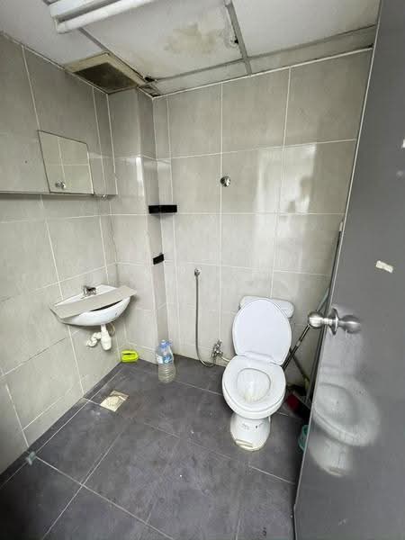 Kilang untuk Disewa di Taman Perindustrian Bukit Serdang (Seri Kembangan) - Wai Ann Teng - Bathroom - PropertyGuru.com.my