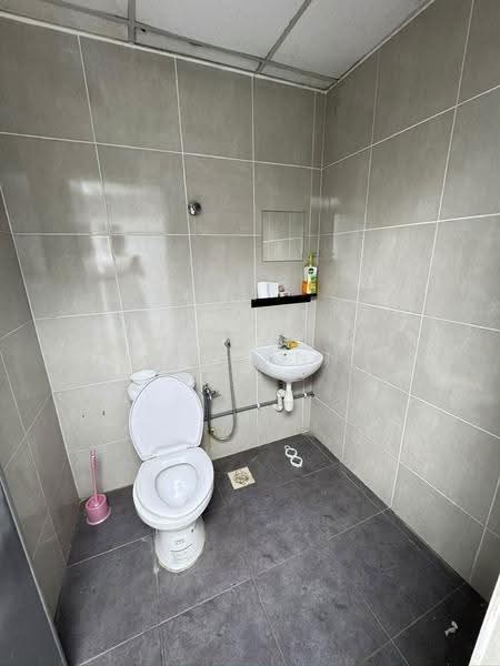 Kilang untuk Disewa di Taman Perindustrian Bukit Serdang (Seri Kembangan) - Wai Ann Teng - Bathroom - PropertyGuru.com.my