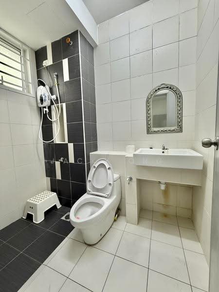 Kediaman Servis untuk Disewa di D'Ambience Residences (Pangsapuri Ikatan Flora) - Jacky Ong - Bathroom - PropertyGuru.com.my