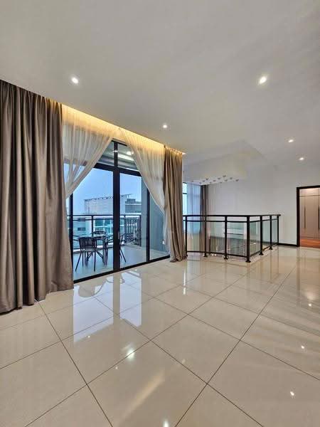 Kediaman Servis untuk Dijual di Molek Regency - Yik Tat - Balcony - PropertyGuru.com.my