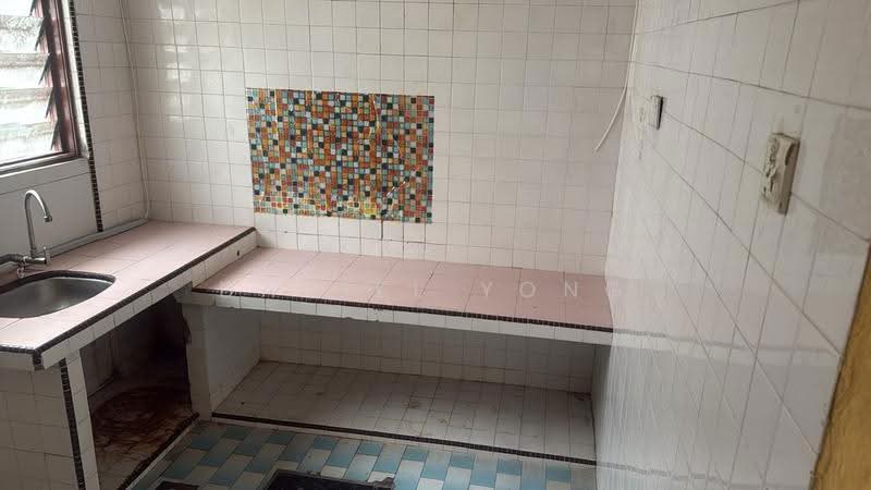2-storey Terraced House for Sale in Taman Gembira (Tampoi) - Daniel Yong - Kitchen - PropertyGuru.com.my