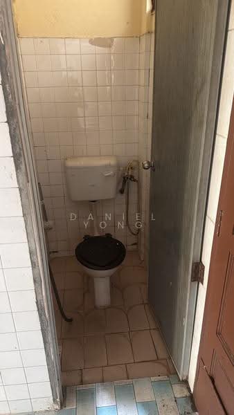 2-storey Terraced House for Sale in Taman Gembira (Tampoi) - Daniel Yong - Bathroom - PropertyGuru.com.my
