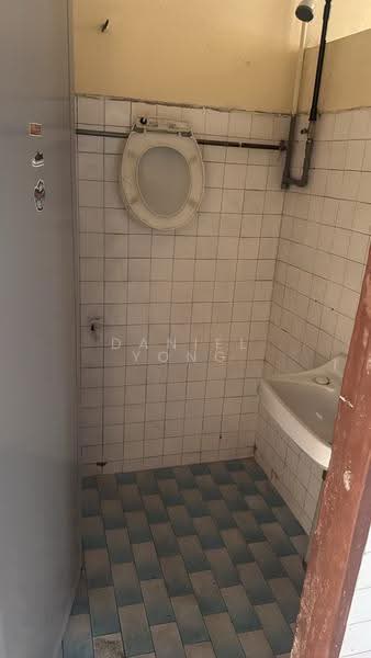 2-storey Terraced House for Sale in Taman Gembira (Tampoi) - Daniel Yong - Bathroom - PropertyGuru.com.my