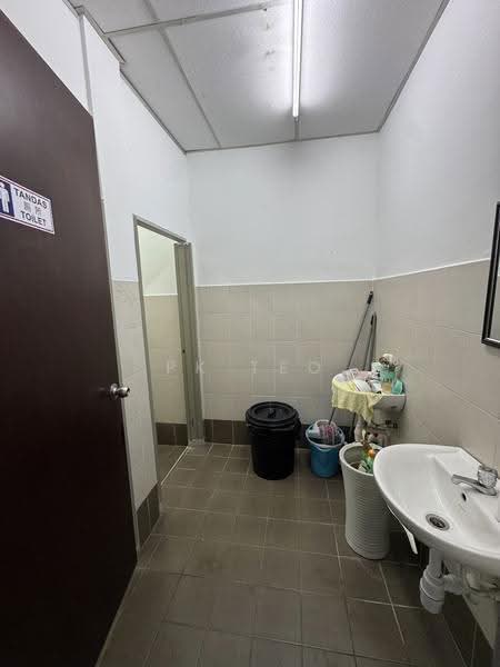 Shop / Office untuk Disewa di Taman Molek (Johor Bahru) - PK Teo - Bathroom - PropertyGuru.com.my