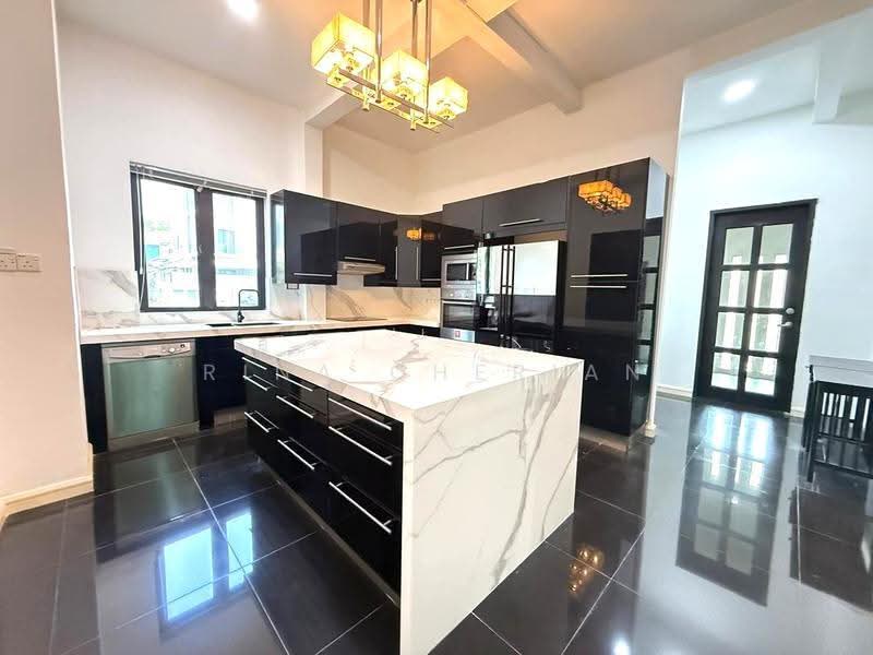 Bungalow House untuk Dijual di Perdana Lakeview East (Cyberjaya) - Rina Cherian - Kitchen - PropertyGuru.com.my