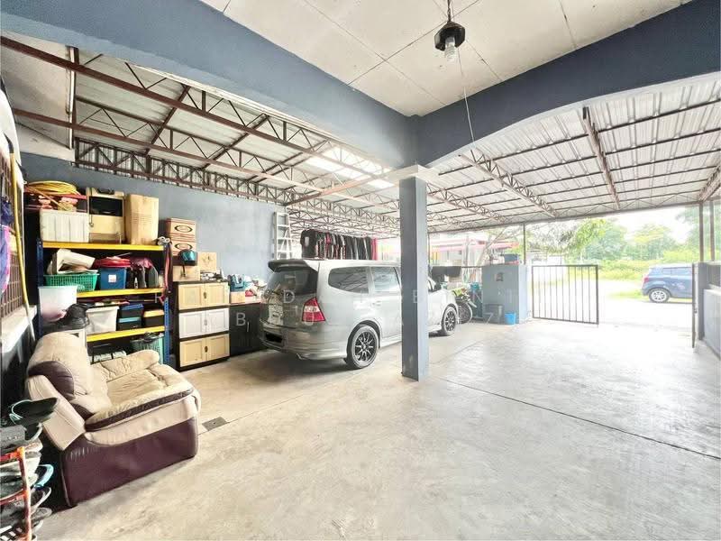1-storey Terraced House for Sale in Meru (Klang) - Rafedah Binti Abdul Aziz - Car Park - PropertyGuru.com.my