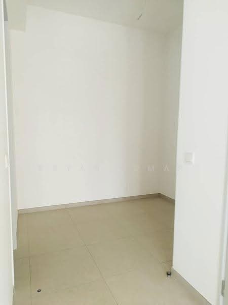 Rumah Teres untuk Dijual di Petaling (Selangor) - Bryan Kumar - Master Bedroom Walk in wardrobe space - PropertyGuru.com.my