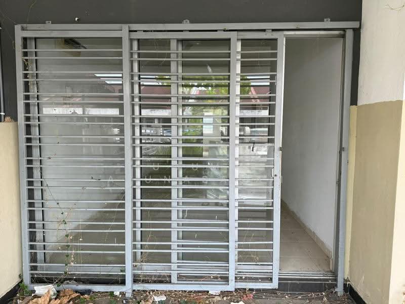 Terraced House for Sale in Bandar Putera 2 (Klang) - Sugumar Arunasalam - Entrance - PropertyGuru.com.my