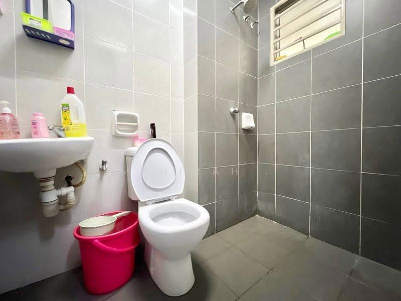 Semi-Detached House for Sale in Bandar Saujana Putra (Tanjong Duabelas) - Mahirah . - Bathroom - PropertyGuru.com.my