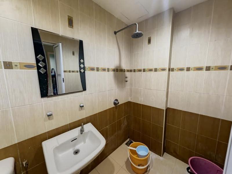 Kondominium untuk Dijual di Putra Place Condominium - Joelyn Khoo - Bathroom - PropertyGuru.com.my