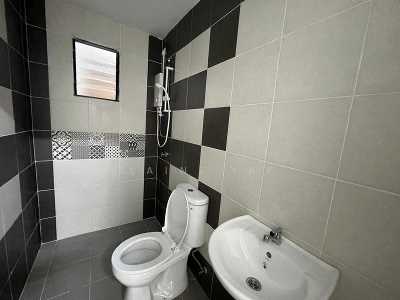 Kediaman Servis untuk Disewa di Residensi Emas - Elaine Yap - Bathroom - PropertyGuru.com.my