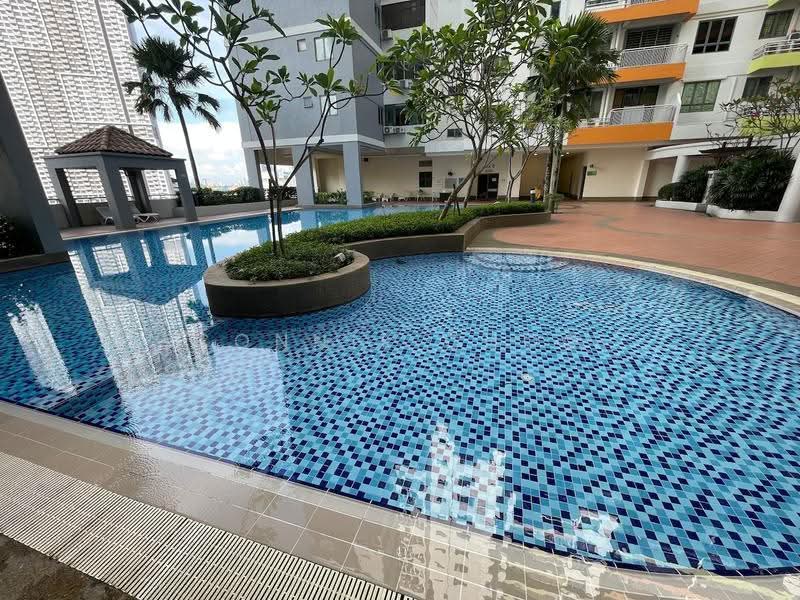 Kediaman Servis untuk Dijual di D'Alamanda - Connie Choo - Pool - PropertyGuru.com.my