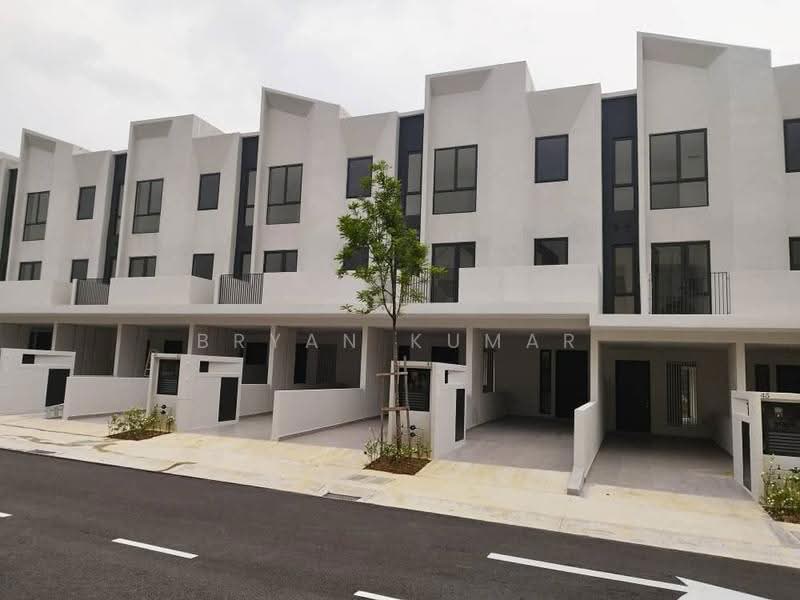 Rumah Teres 1.5-Tingkat untuk Disewa di Petaling (Selangor) - Bryan Kumar - Front facade of town houses - PropertyGuru.com.my