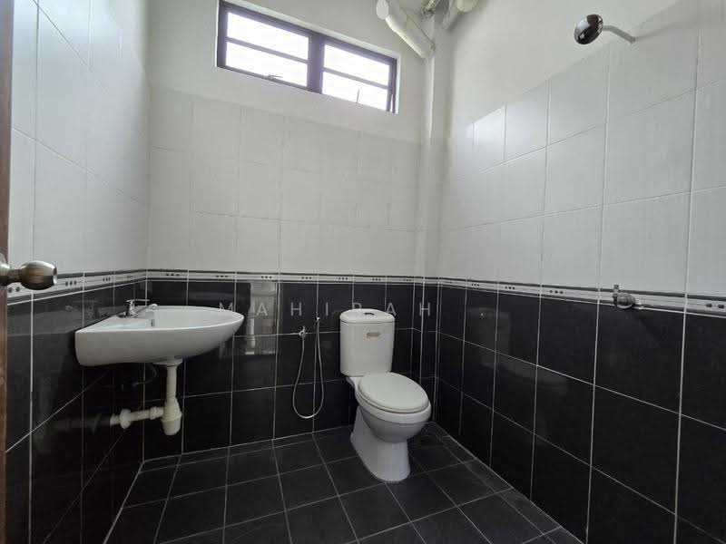 Bungalow House untuk Dijual di Taman Astana Indah (Bangi) - Mahirah . - Bathroom - PropertyGuru.com.my