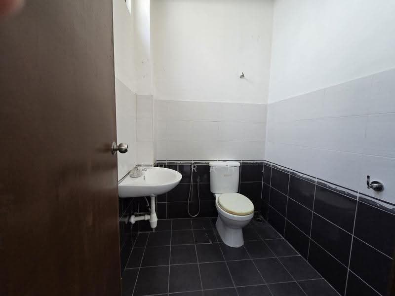 Bungalow House untuk Dijual di Taman Astana Indah (Bangi) - Mahirah . - Bathroom - PropertyGuru.com.my
