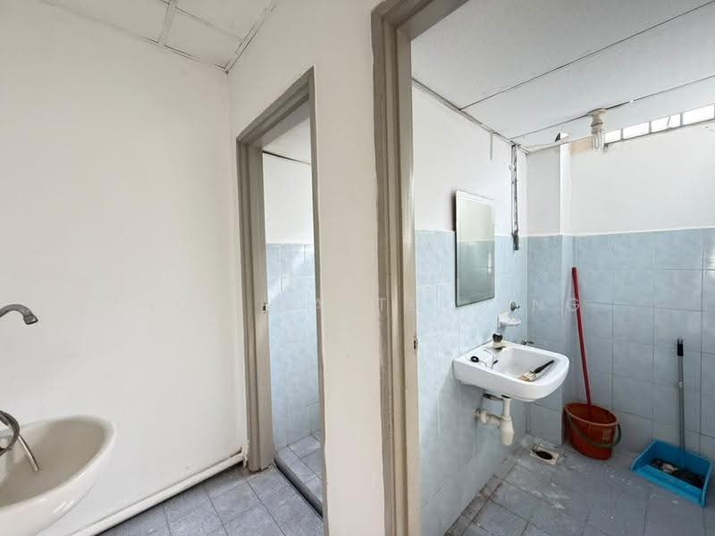 Shop / Office untuk Disewa di Johor Bahru (Johor) - Thom Master Ang - Bathroom - PropertyGuru.com.my
