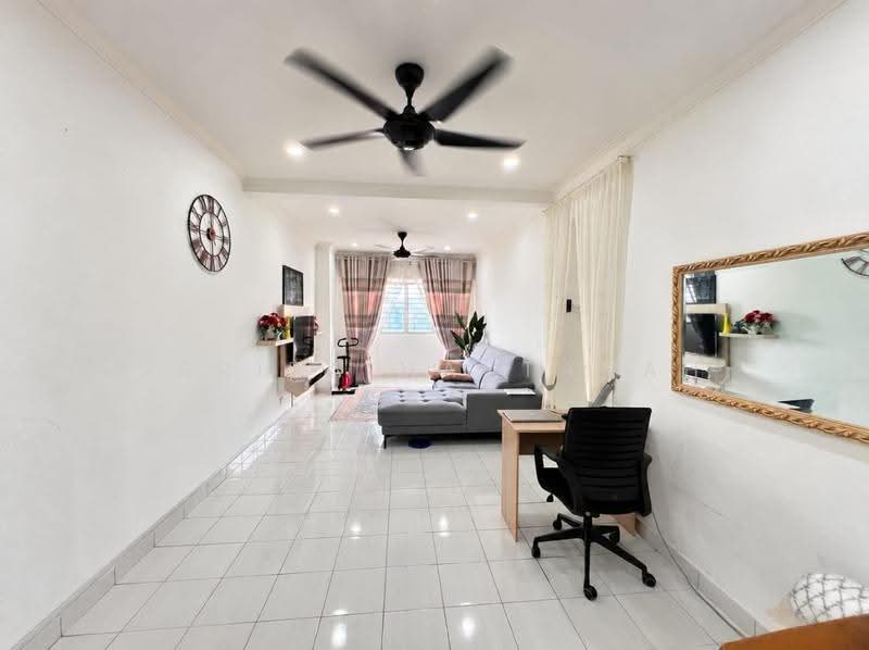 Service Residence for Sale at Serdang Skyvillas (Serdang Perdana) - Sariza Hartanah - Living Room - PropertyGuru.com.my
