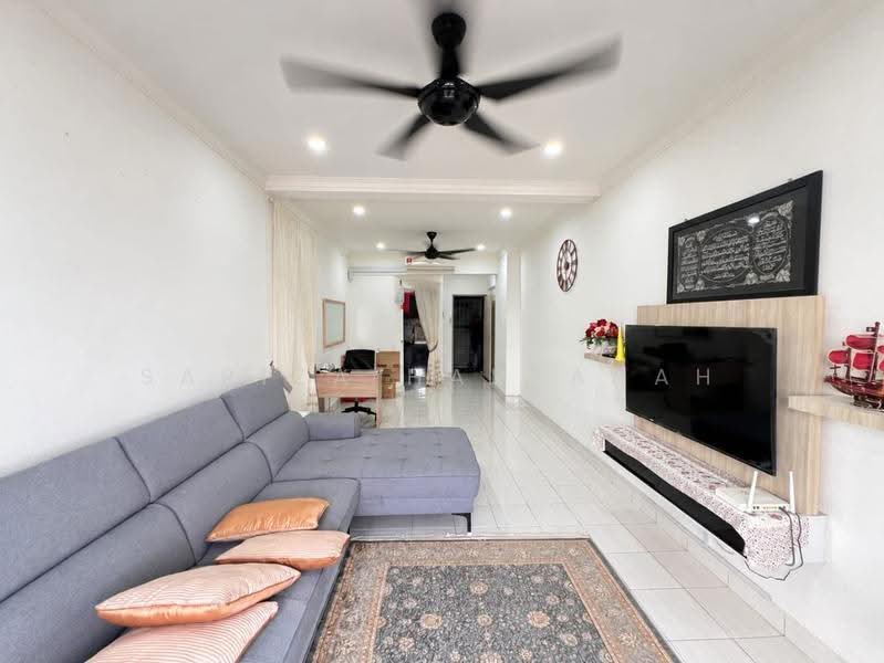 Service Residence for Sale at Serdang Skyvillas (Serdang Perdana) - Sariza Hartanah - Living Room - PropertyGuru.com.my