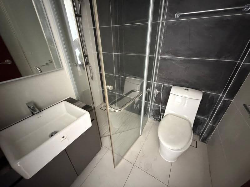 Condominium for Sale at Kings Bay @ Country Garden Danga Bay - Yen Ma - Bathroom - PropertyGuru.com.my