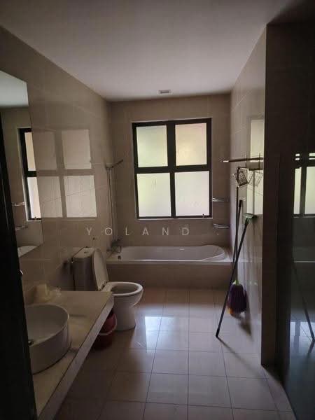 Rumah Berkembar untuk Dijual di Leisure Farm (Gelang Patah) - Yoland . - Bathroom - PropertyGuru.com.my