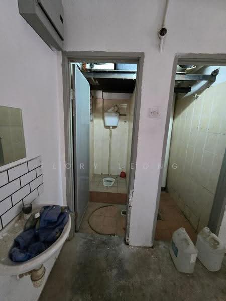 Shop for Rent in Pusat Bandar Putra Permai (Seri Kembangan) - Flory Leong - Bathroom - PropertyGuru.com.my