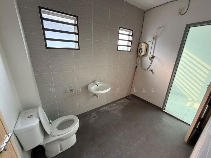 Rumah Teres 2-Tingkat untuk Dijual di Menglembu (Perak) - Nicholas Lee - Bathroom - PropertyGuru.com.my