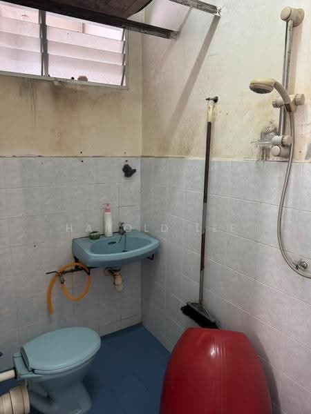Rumah Flat untuk Dijual di Taman Teluk Kumbar - Harold Lee - Bathroom - PropertyGuru.com.my