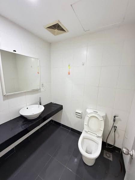 Kondominium untuk Dijual di Residence 8 - Vincent Chye - Bathroom - PropertyGuru.com.my