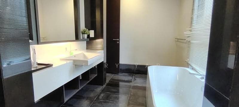 Kediaman Servis untuk Dijual di The Mews - Henry Yap - Bathroom - PropertyGuru.com.my
