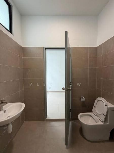 Rumah Teres untuk Disewa di Taman Ponderosa (Johor Bahru) - Alex How - Bathroom - PropertyGuru.com.my