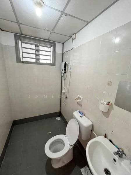 Kediaman Servis untuk Dijual di Nusa Perdana Apartment - Janice Teo - Bathroom - PropertyGuru.com.my