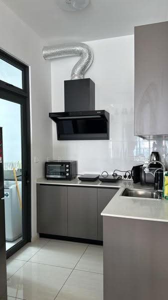 Kondominium untuk Disewa di Queens Residences Q1 @ Queens Waterfront - Derrick . - Kitchen - PropertyGuru.com.my