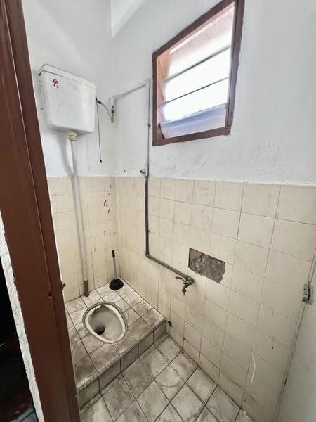 Kedai untuk Disewa di Gopeng (Perak) - Gil Chin - Bathroom - PropertyGuru.com.my