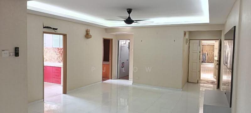 Pangsapuri untuk Dijual di Bangunan Choo Cheng Khay - PJ Low - Living Room - PropertyGuru.com.my